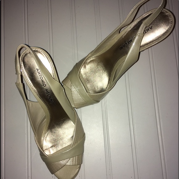 ANTONIO MELANI Shoes - Antonio Melani ladies 7.5 pearl patent pumps.